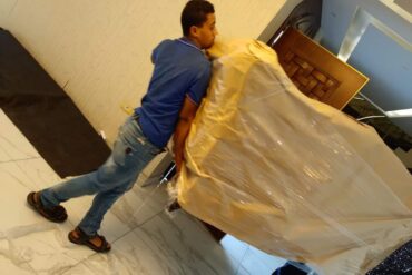 عربية نقل أثاث مجهزة في التجمع الخامس لنقل الأثاث المنزلي والمكتبي