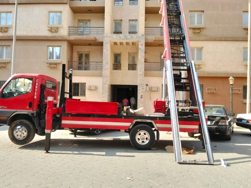 ونش رفع أثاث تابع للاتحاد أمام مبنى سكني