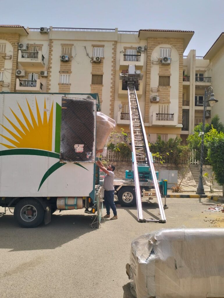 تحميل أثاث مغلف باستخدام ونش رفع وعربية نقل