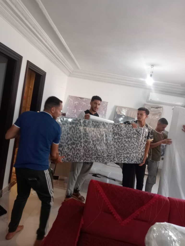 فريق الاتحاد أثناء نقل أثاث مغلف داخل شقة